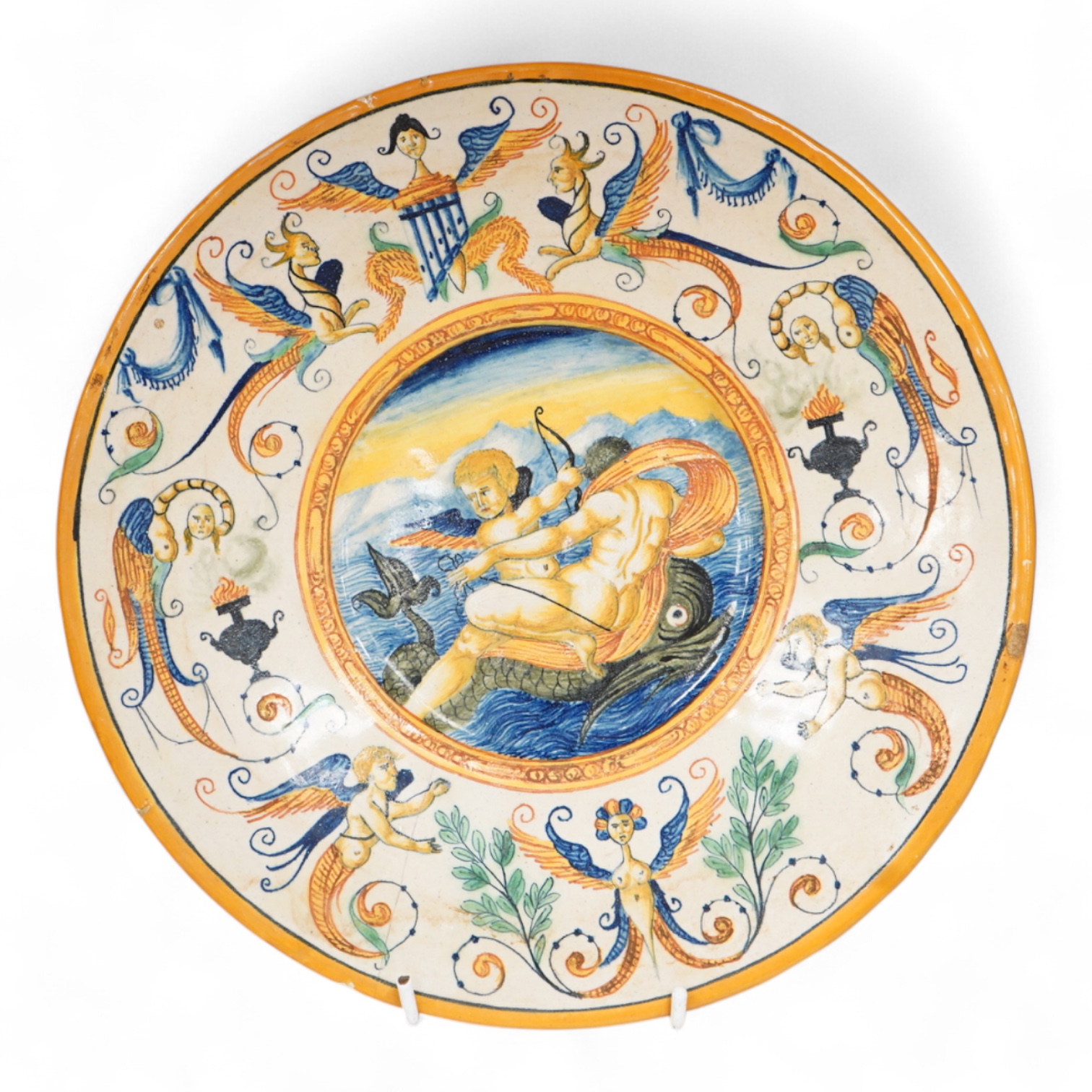 A Deruta style maiolica footed dish, 26cm in diameter